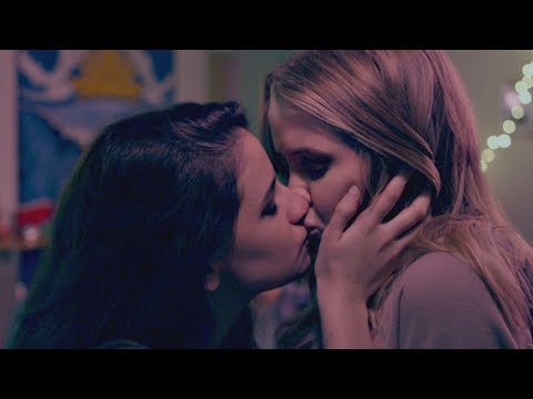 kiss women LGBTQ